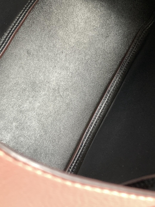 プラダバッグ着用イメージ